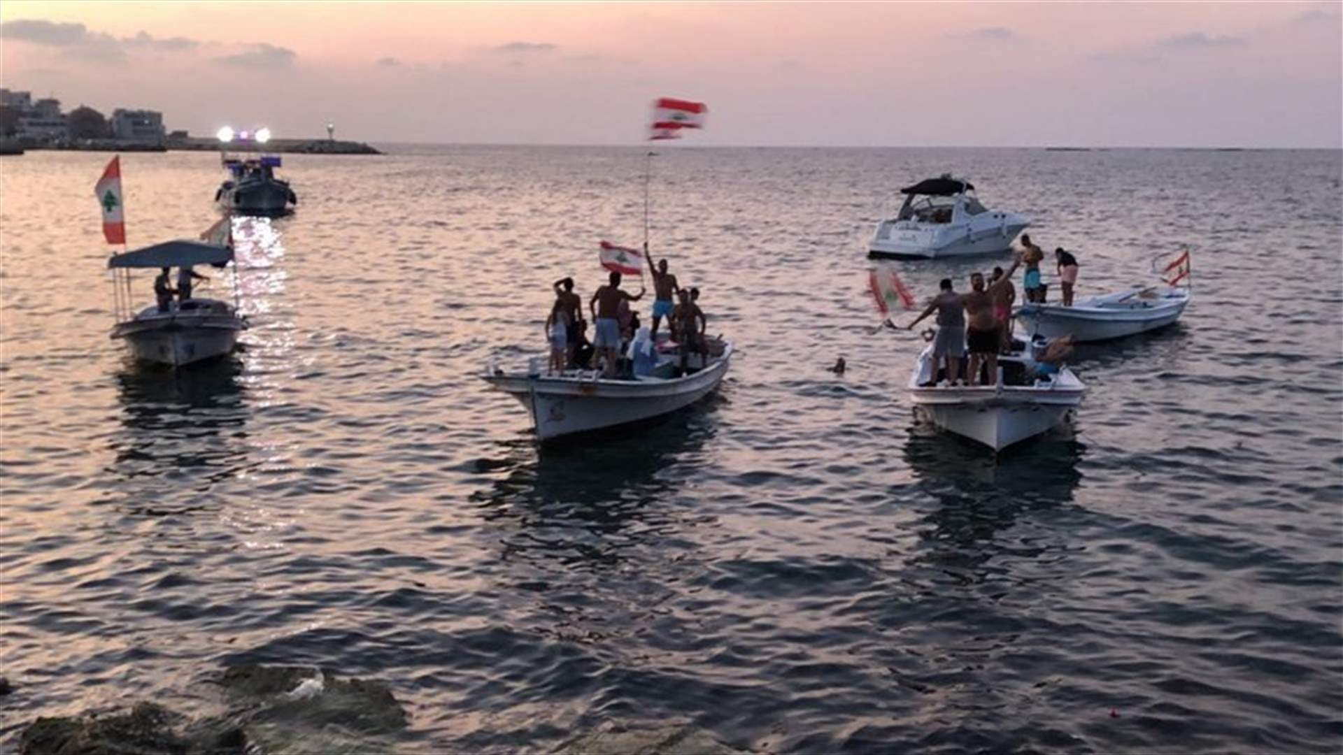 Fishermen in Tyre demonstrate on board of their boats-[VIDEOS]