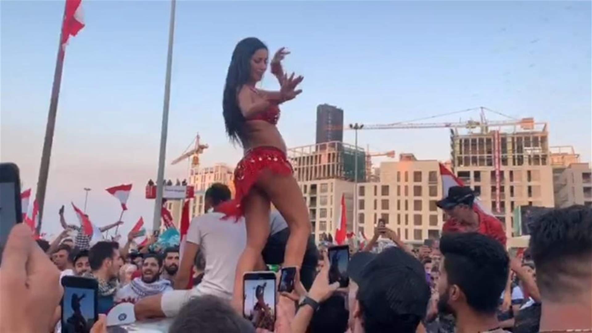 بعد طردها من ساحة الإعتصام.. كيف برّرت الراقصة سماهر رقصها أمام مسجد محمد الأمين؟ (فيديو)
