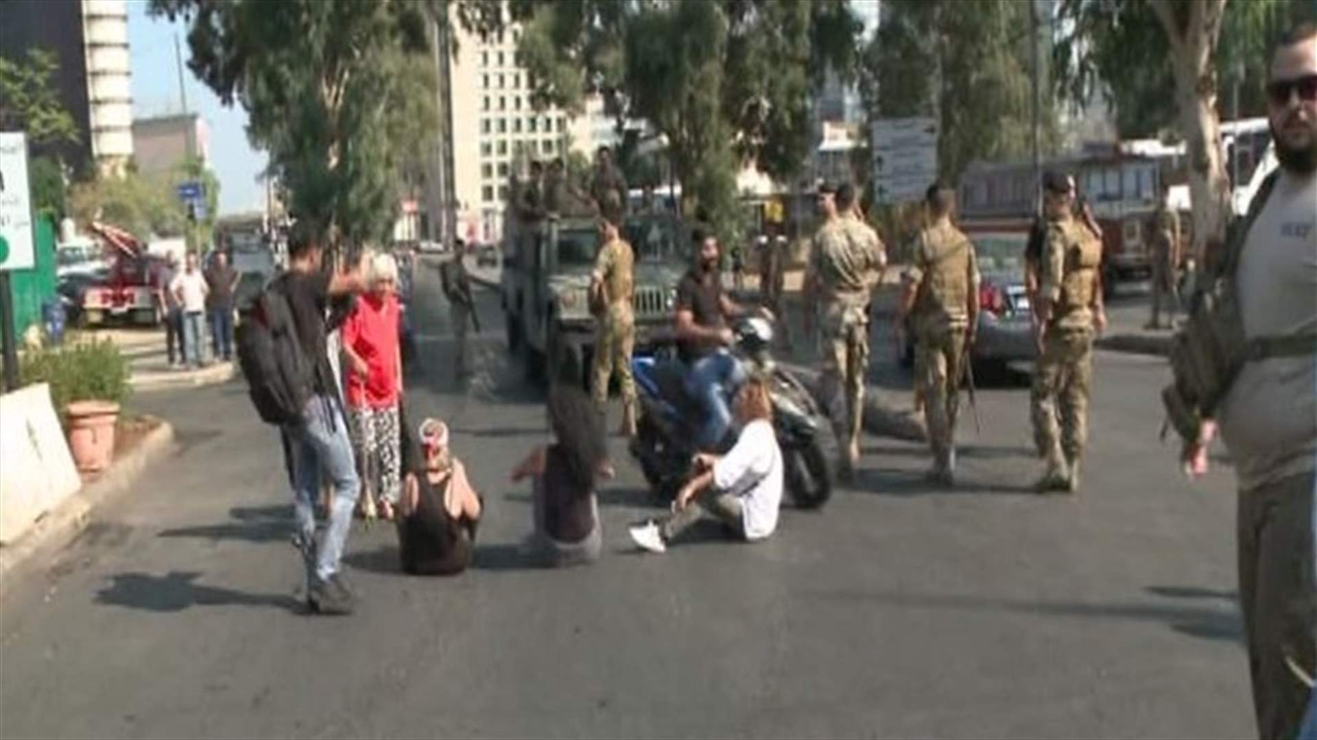 Clash in Chevrolet as protesters sit in the middle of the road (Video)