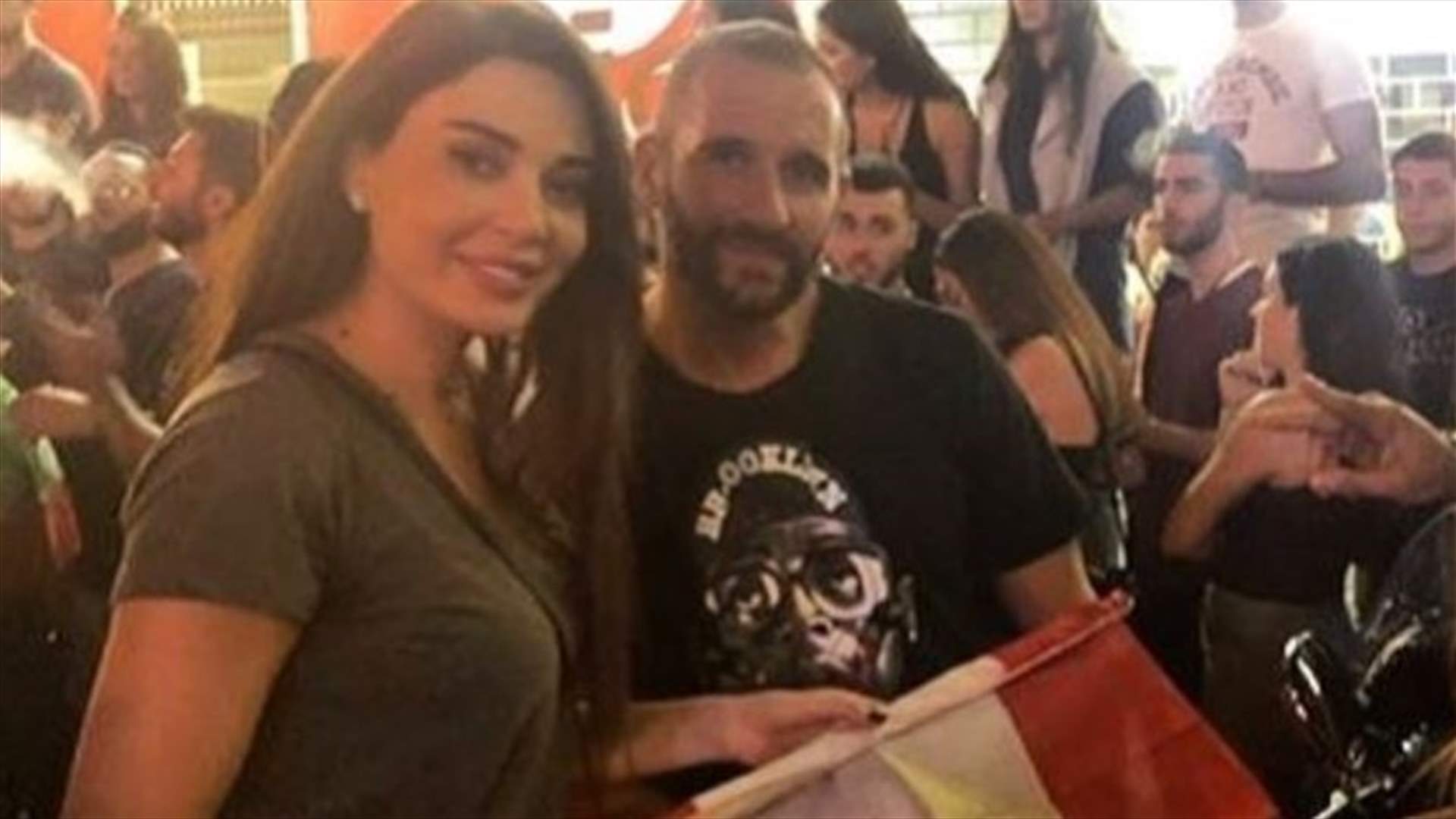 سيرين عبد والنور مع زوجها في زوق مصبح... صرخة واحدة مع اللبنانيين