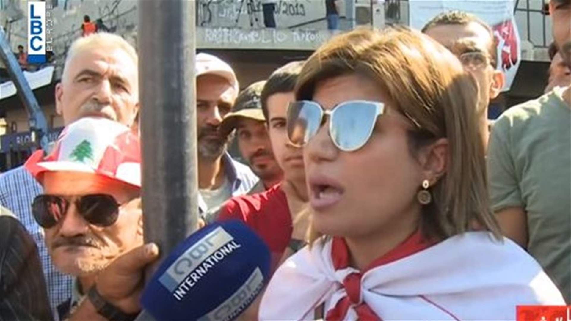 رسالة مواطنة لبنانية لمن هم في منازلهم... (فيديو)