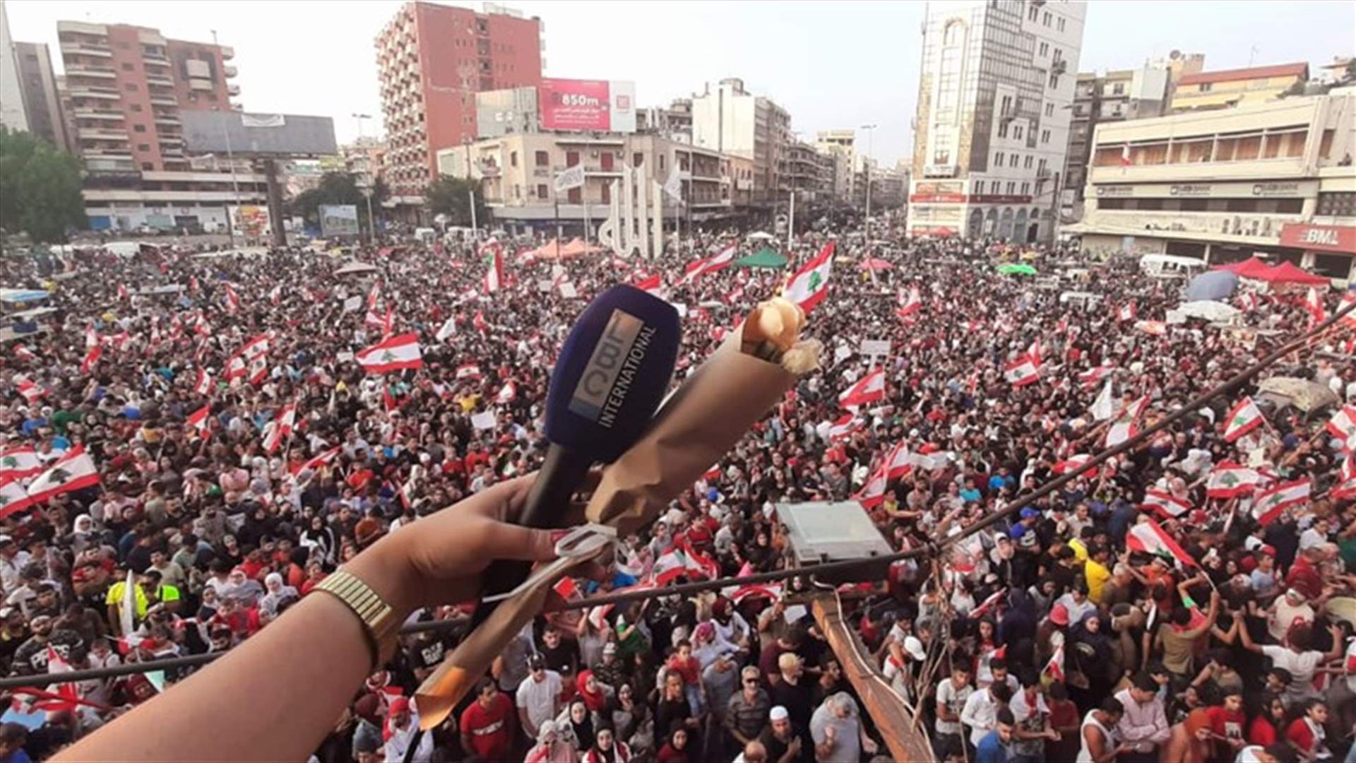 وردة من المتظاهرين في طرابلس للـLBCI (صورة)