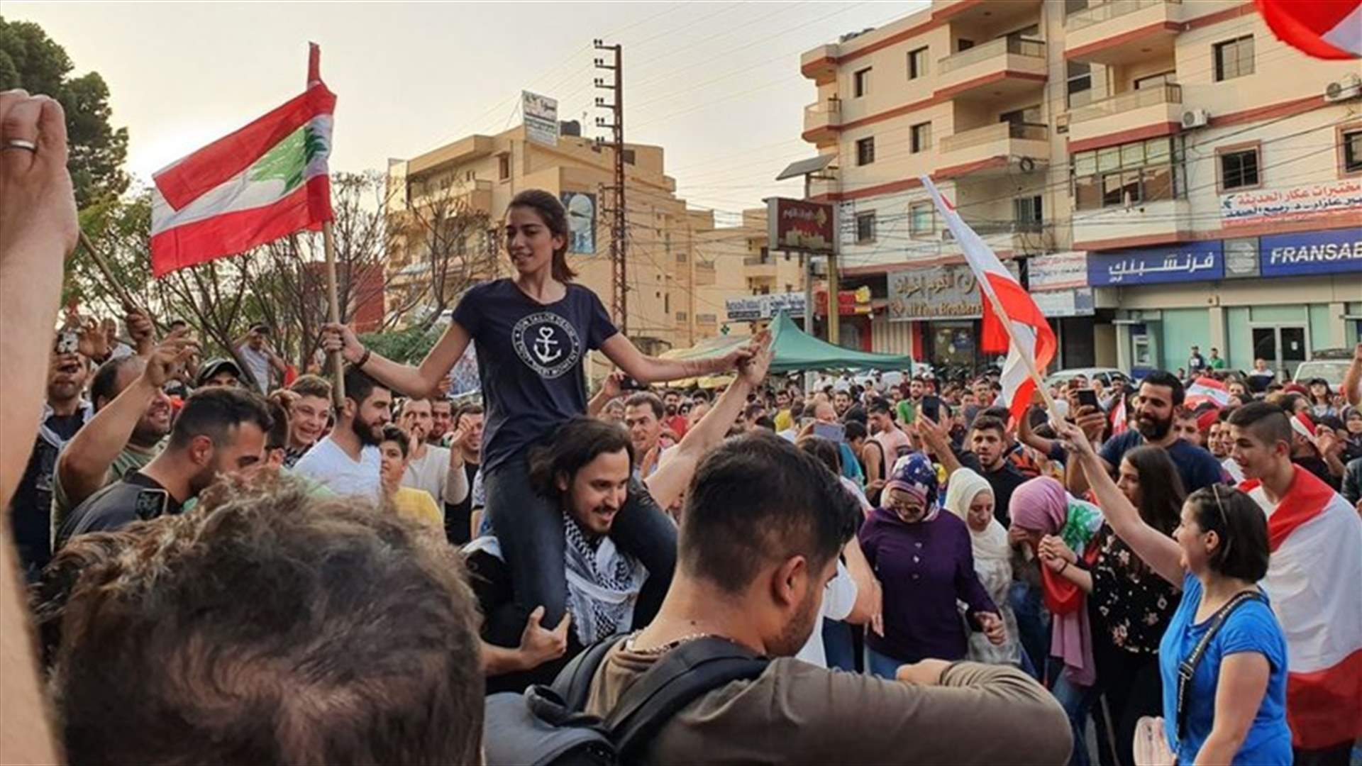 مراسلة الـ LBCI غريسيا أنطون في موقف طريف أثناء تغطيتها التظاهرات في حلبا (فيديو)