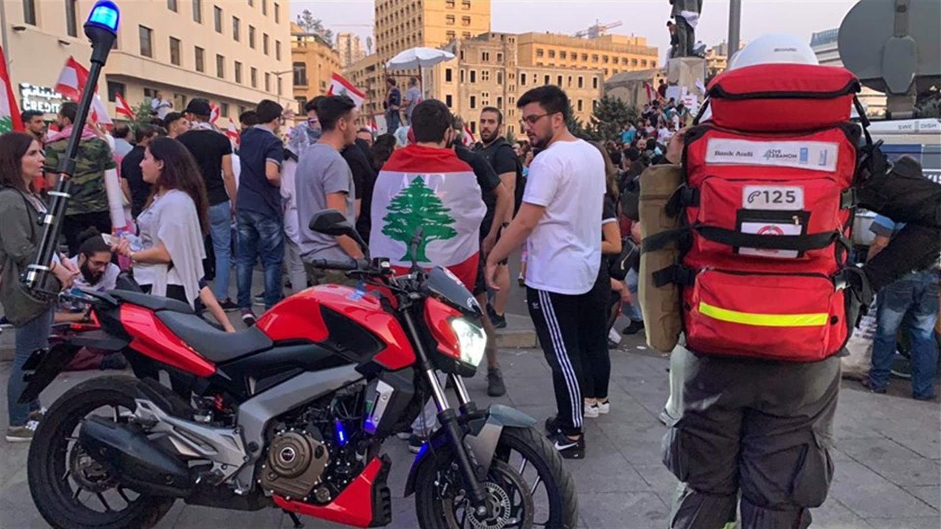 المتظاهرون لعناصر الدفاع المدني: "هيلا هيلا هيلا هيلا هُو... الدفاع المدني ما في منو" (فيديو)