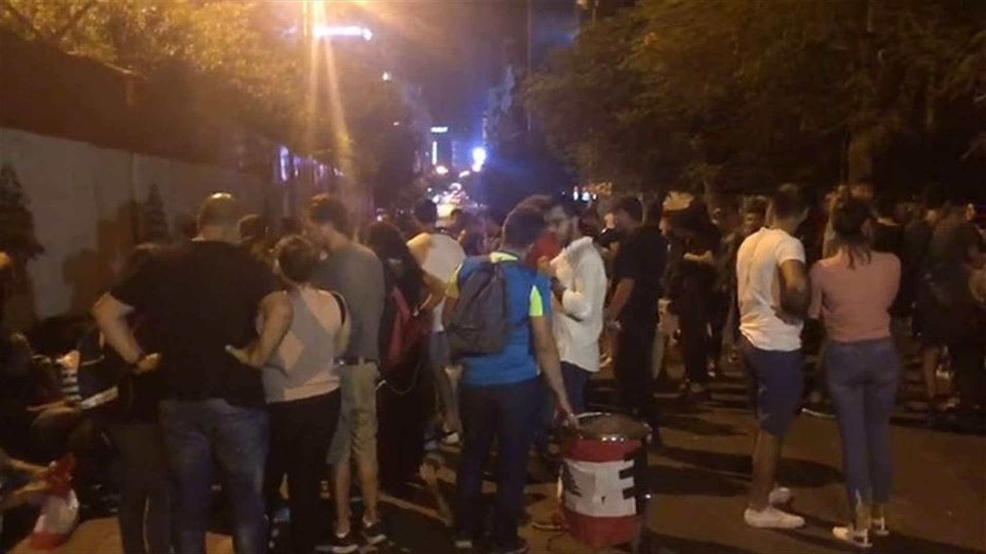 اعتصام أمام مصرف لبنان... والمحتجون رددوا: "يسقط يسقط رأس المال" (فيديو)