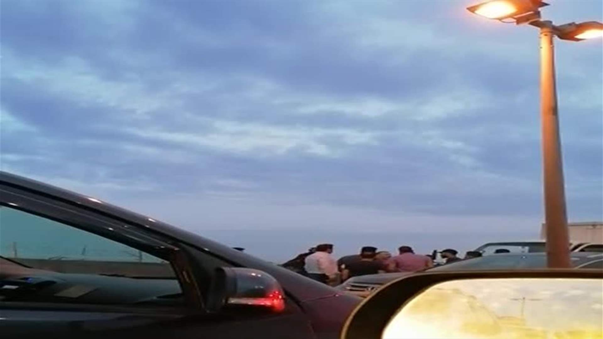 اشكال على طريق انفاق المطار بين عدد من المحتجين ومواطنين (فيديو)