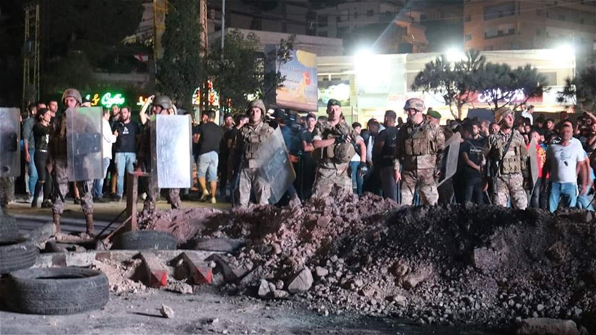 جرافة وموكب من السيارات في شوارع النبطية فجرا... اليكم التفاصيل