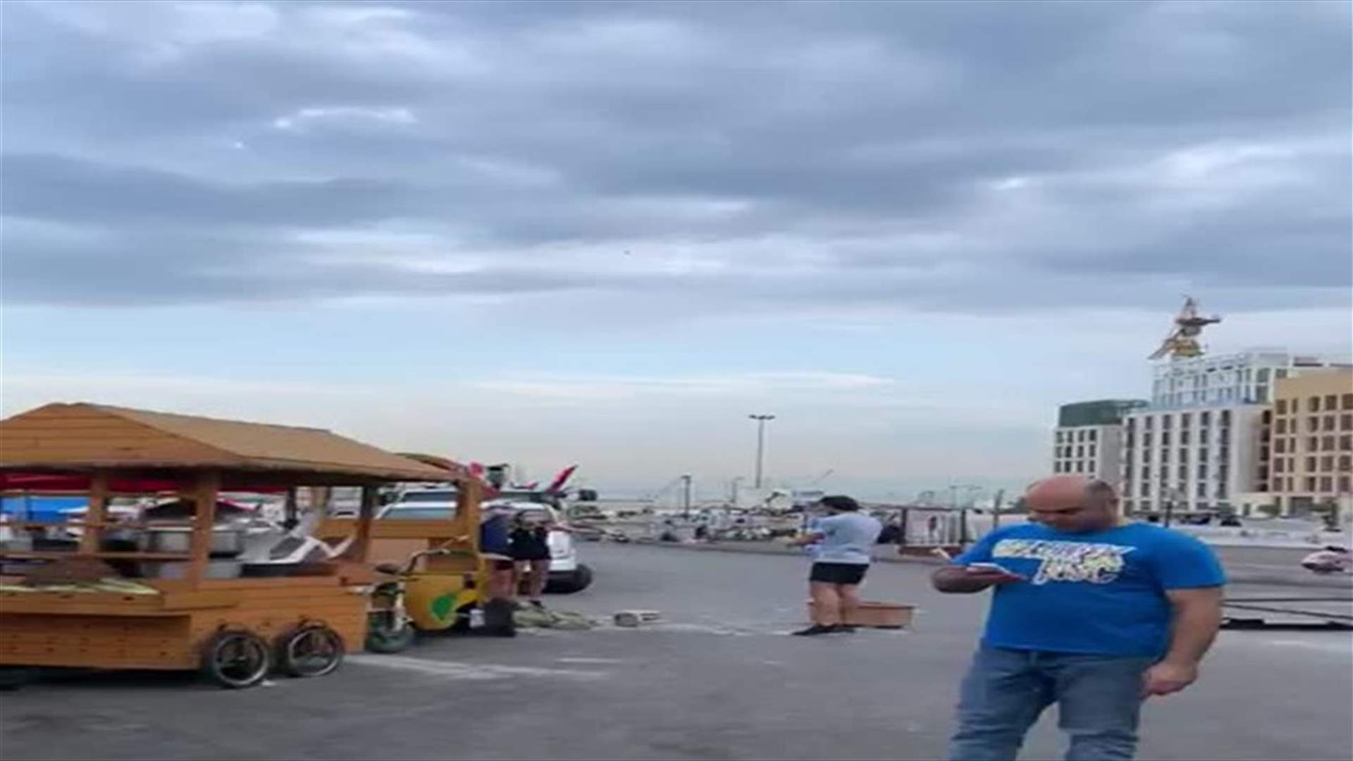 المتظاهرون في ساحة الشهداء يقومون بجمع النفايات من المكان (فيديو)