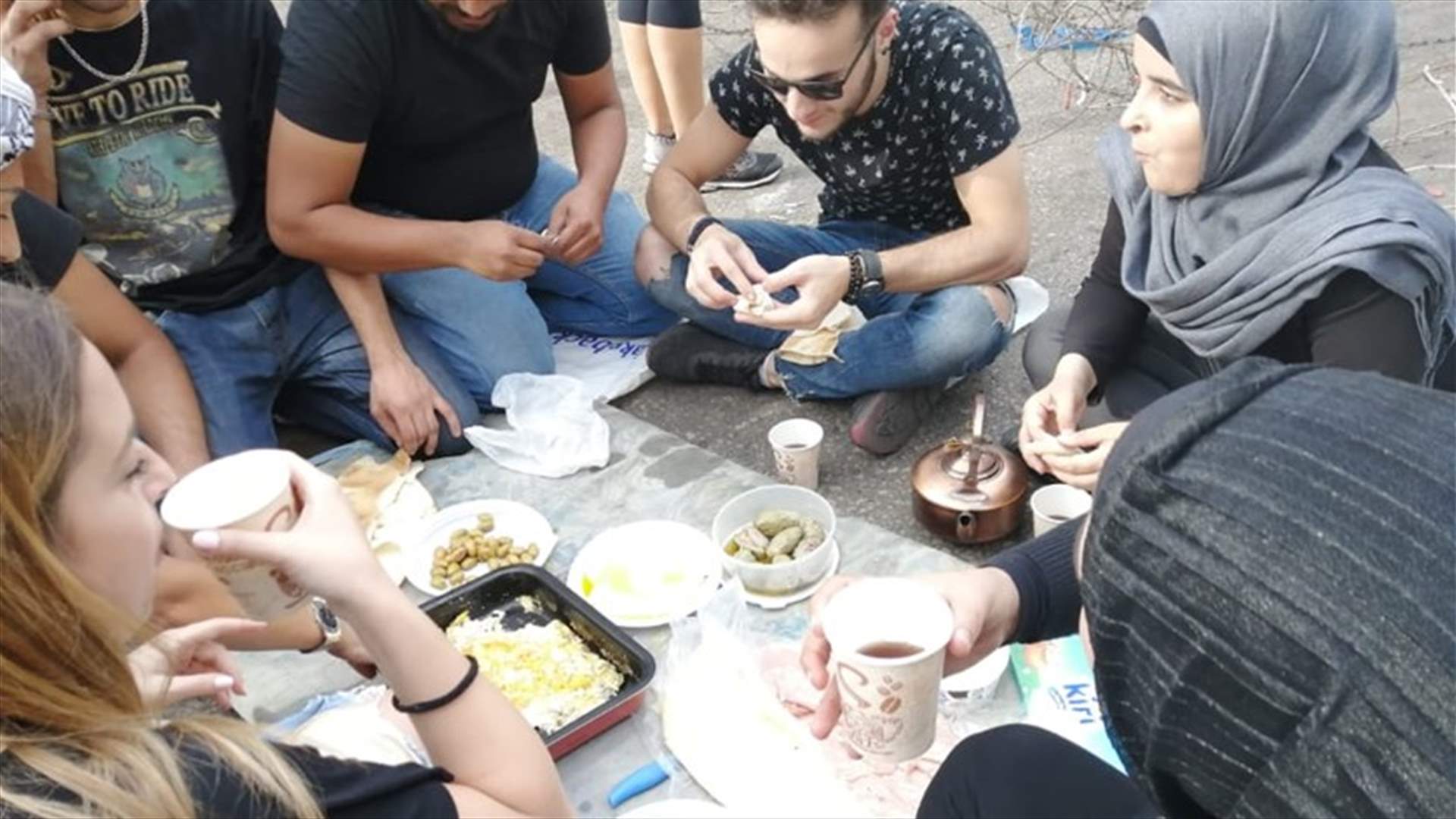"ترويقة" على الطريقة اللبنانية في ساحة رياض الصلح (صور)