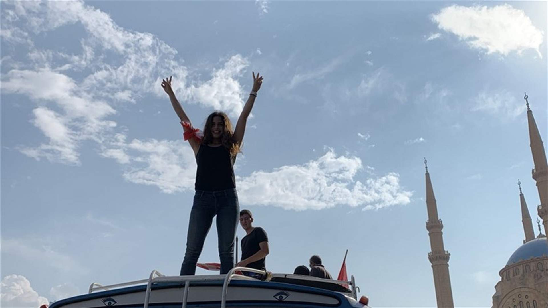 "جورج الثائر" إبن ريتا حايك يعتصم على كتفيها في الحمرا (فيديو)