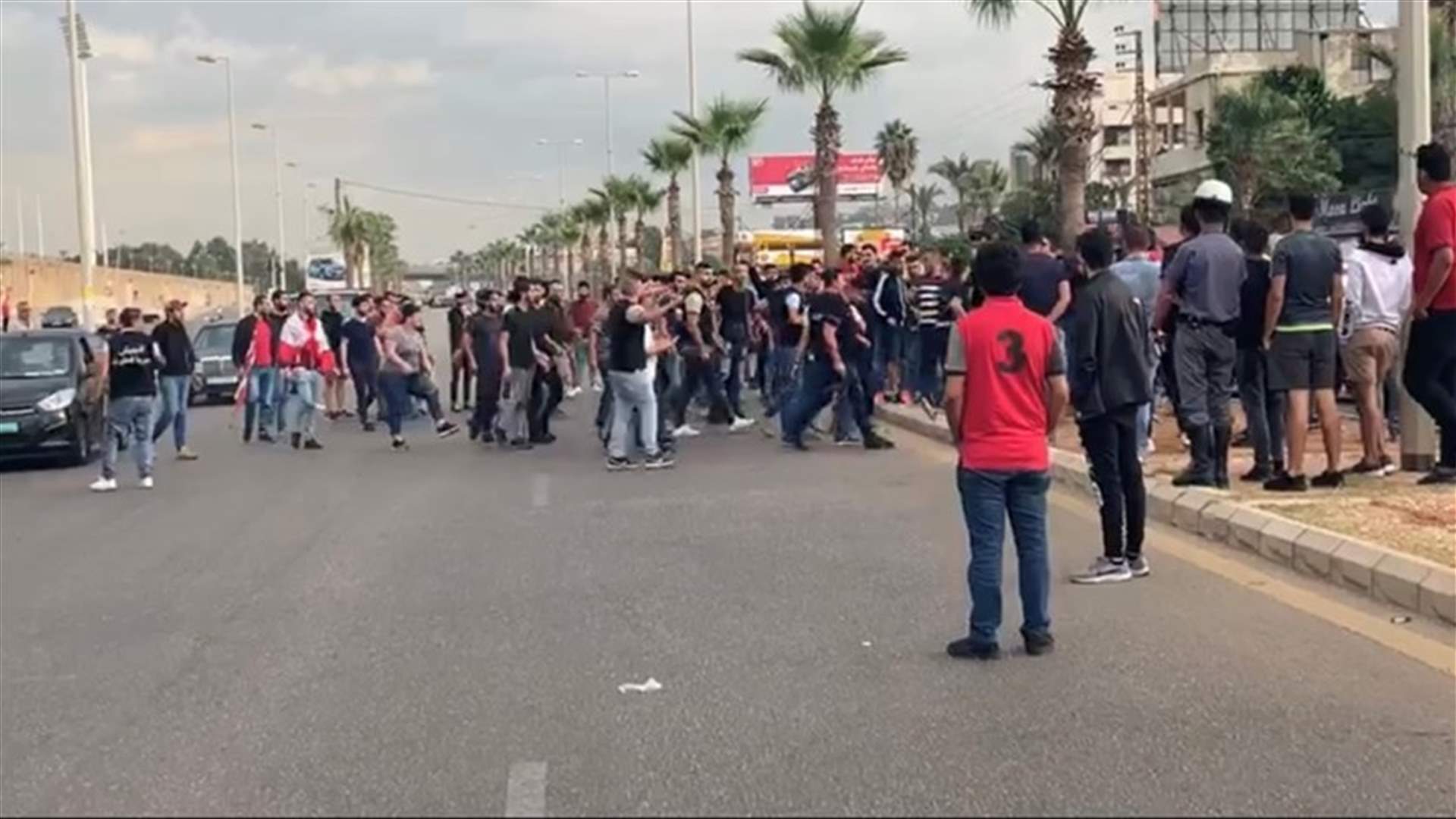 جرحى في اشكال بين المتظاهرين والجيش على طريق الأولي...