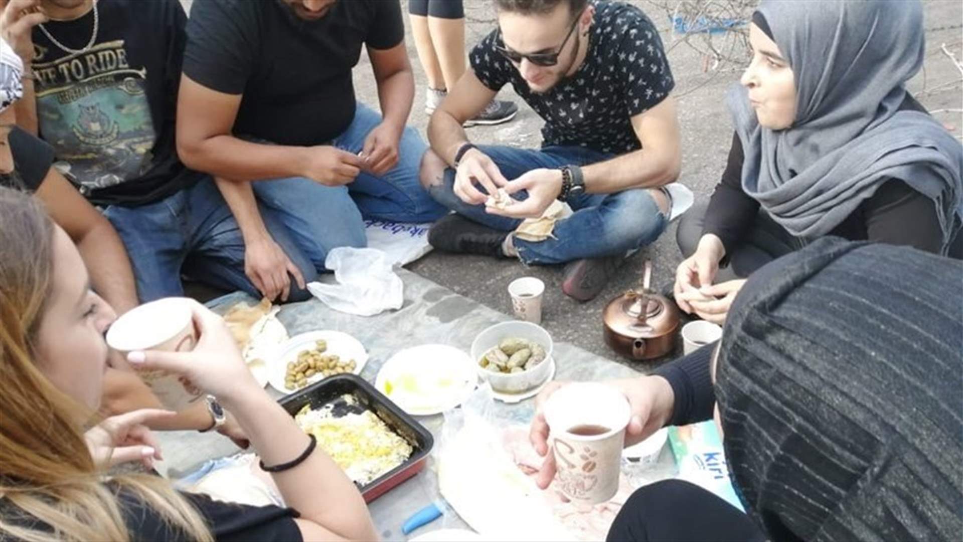 Protesters have traditional Lebanese breakfast at Riyad al-Soleh Square-[PHOTOS]