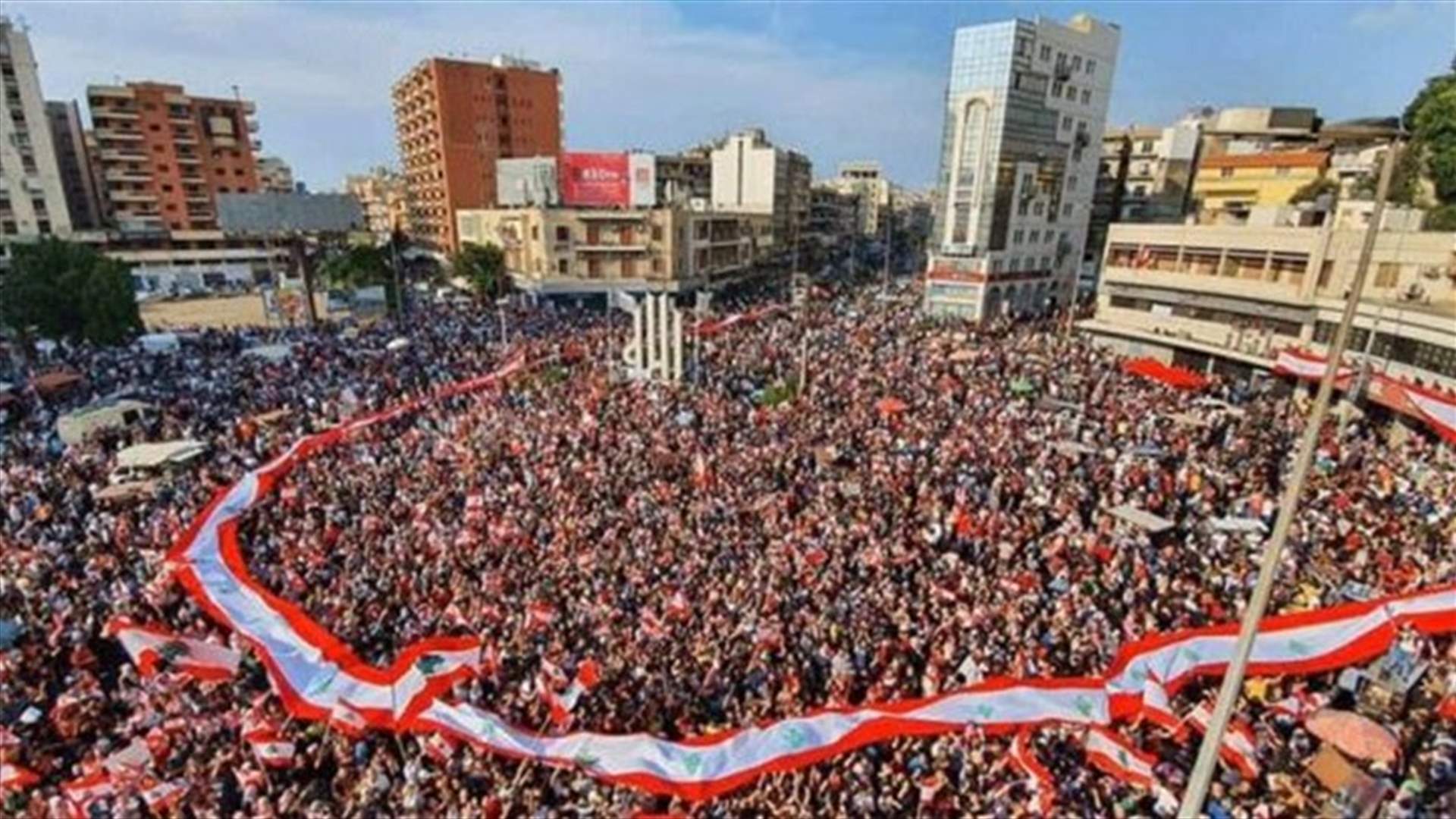 صورة مميزة من طرابلس... جدارية بشرية لكلمة لبنان في ساحة النور!