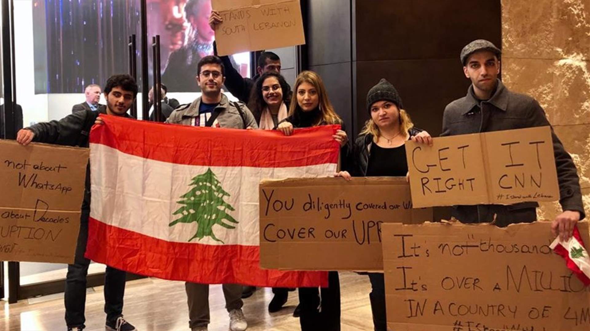 اعتصام صامت أمام مقر CNN في نيويورك دعماً لثورة الشعب اللبناني(فيديو)