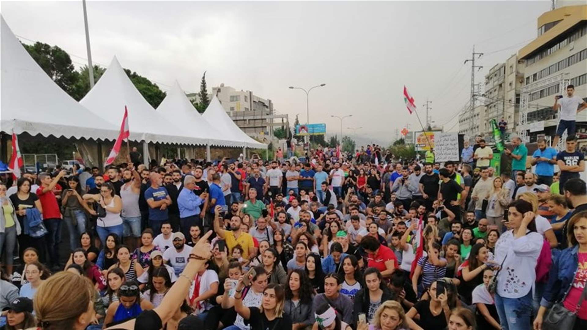 في جبيل... هكذا ينتظر المتظاهرون الجيش اللبناني (صورة)