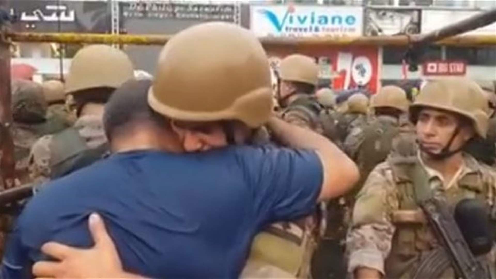 مشهد مؤثر في زوق مصبح: عنصر في الجيش يبكي ويُعانق أحد المتظاهرين (فيديو)