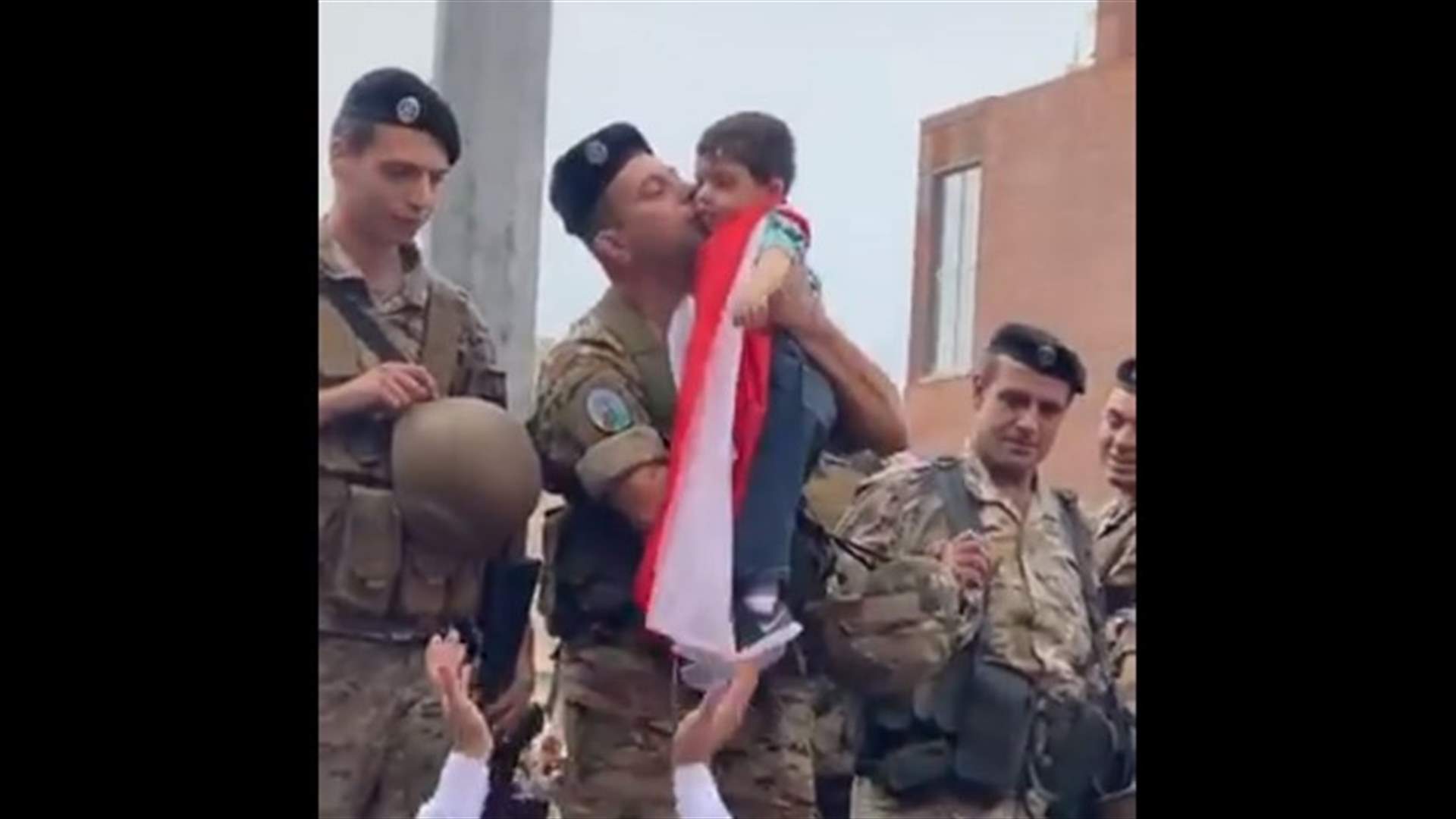 قبلة من عنصر في الجيش لطفل في مشهد رائع (فيديو)