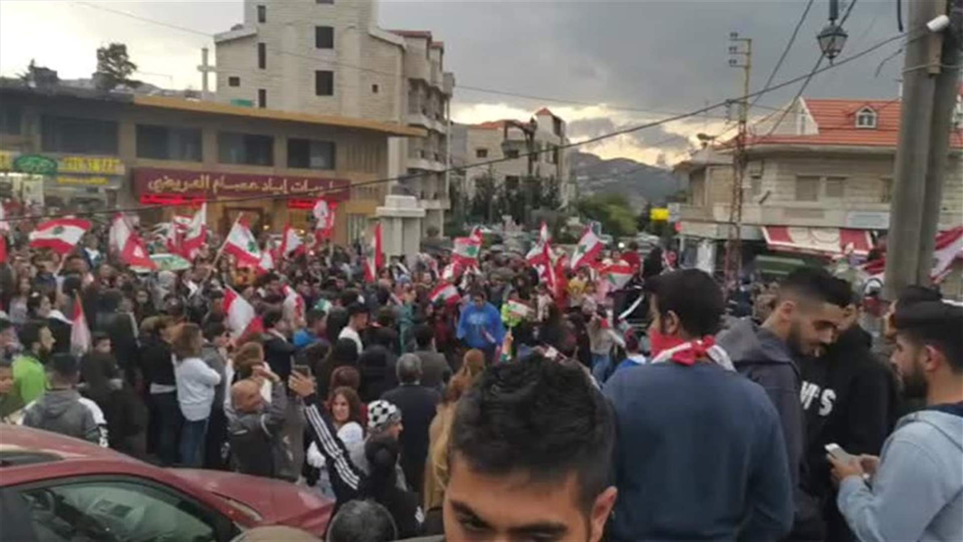 إقفال الطريق عند مستديرة بلدة حمانا (فيديو)