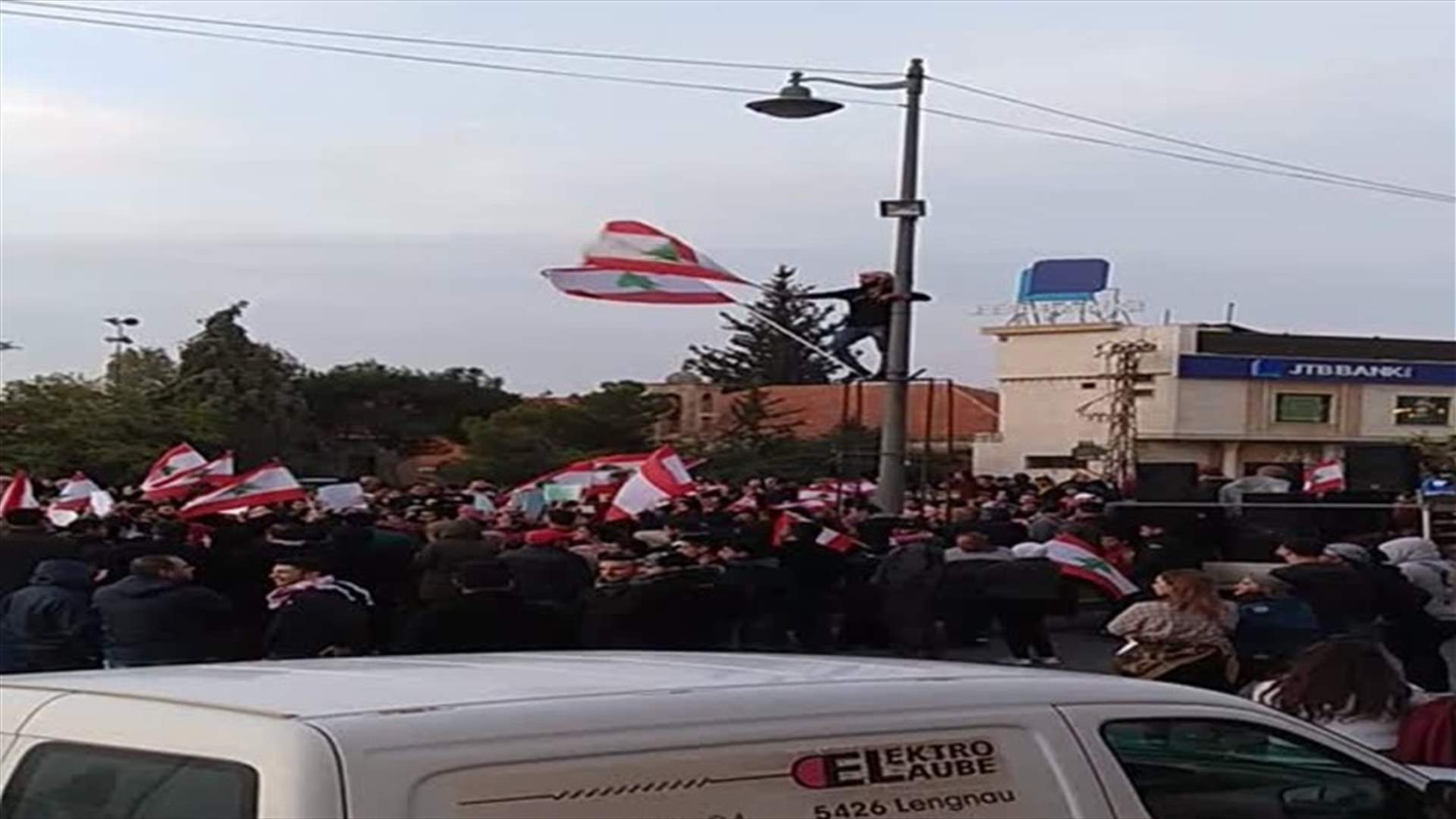أهالي بعلبك يتظاهرون في ساحة خليل مطران (فيديو)