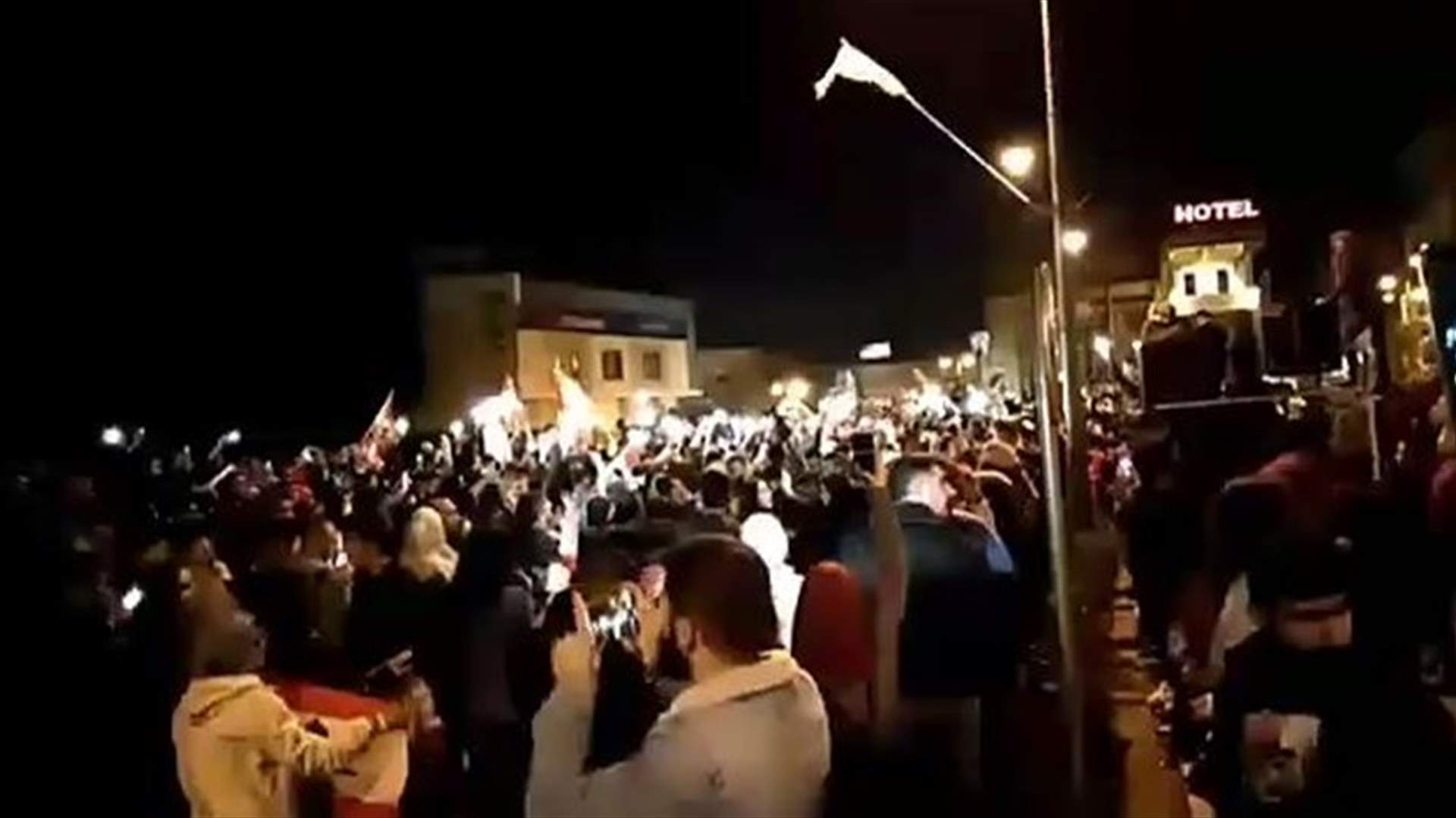 أجواء الثورة تعمّ بعلبك... والأغاني الوطنية تصدح في سمائها (فيديو)