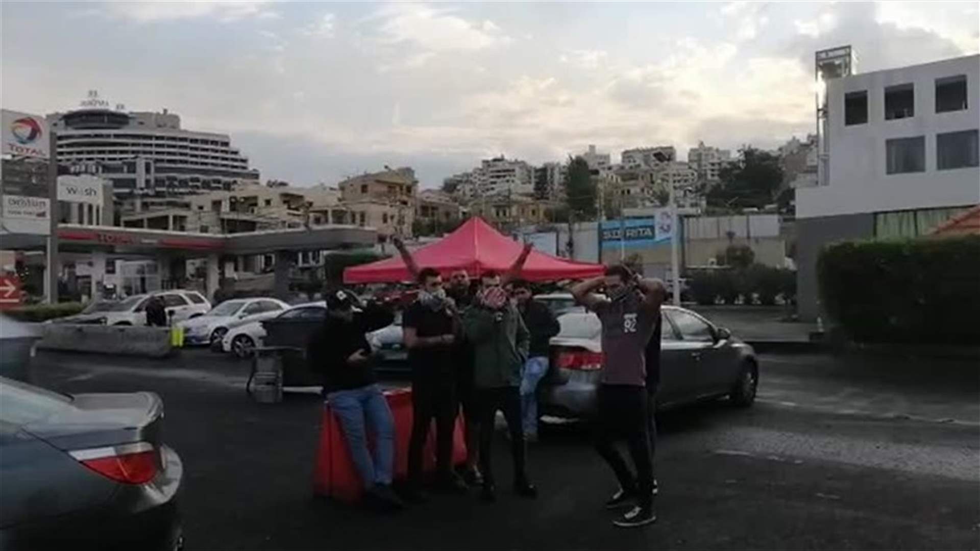 اوتوستراد ضبيه مقطوع بالإتجاهين... (فيديو)