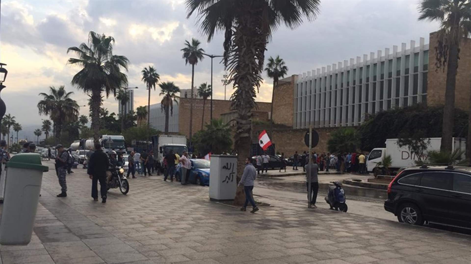 قطع الطريق في المنارة... (صور)