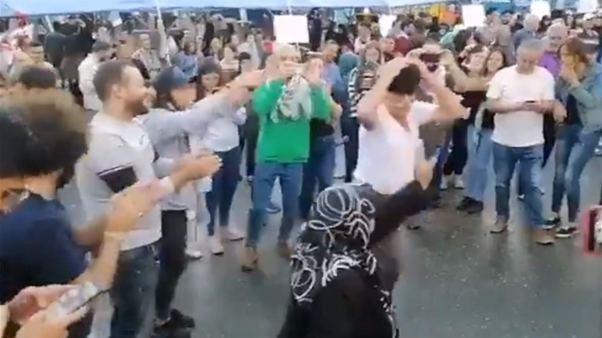 ثنائي مسنّ يُشعل الأجواء في كفررمان وسط تصفيق المعتصمين (فيديو)