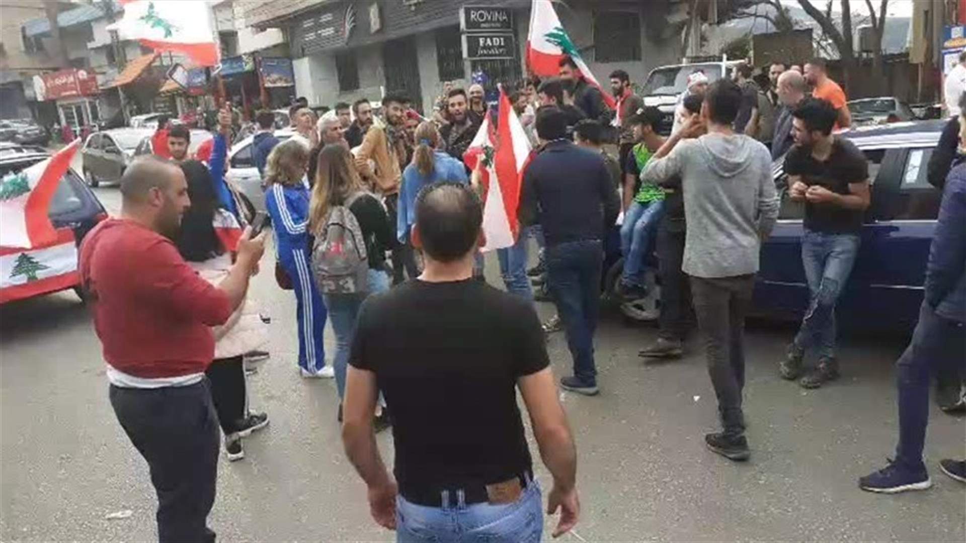 Protesters block road in Chouf town of Kfarhim (Video)
