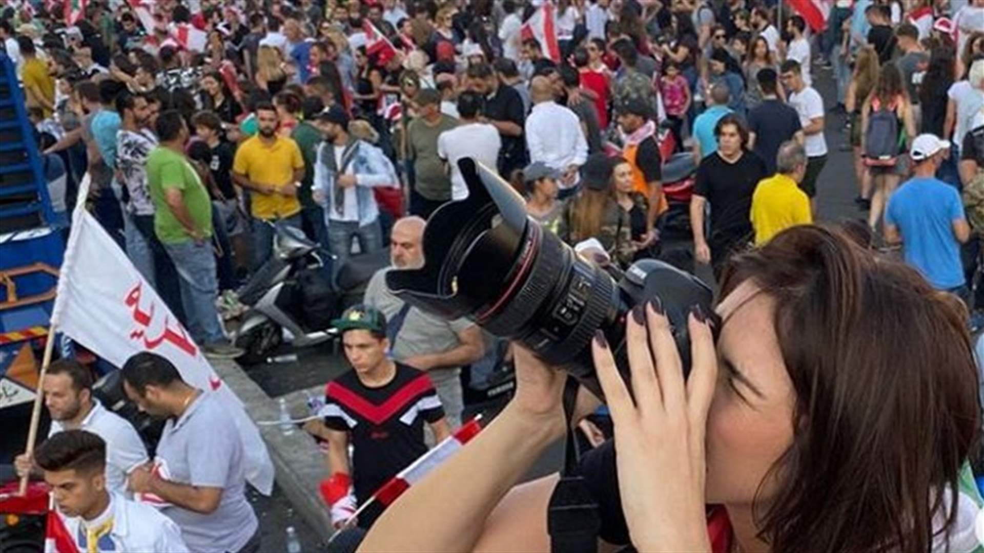 دانييلا رحمة تتحوّل إلى مصوّرة في "إنتفاضة تشرين": صور للبنان بعيوني
