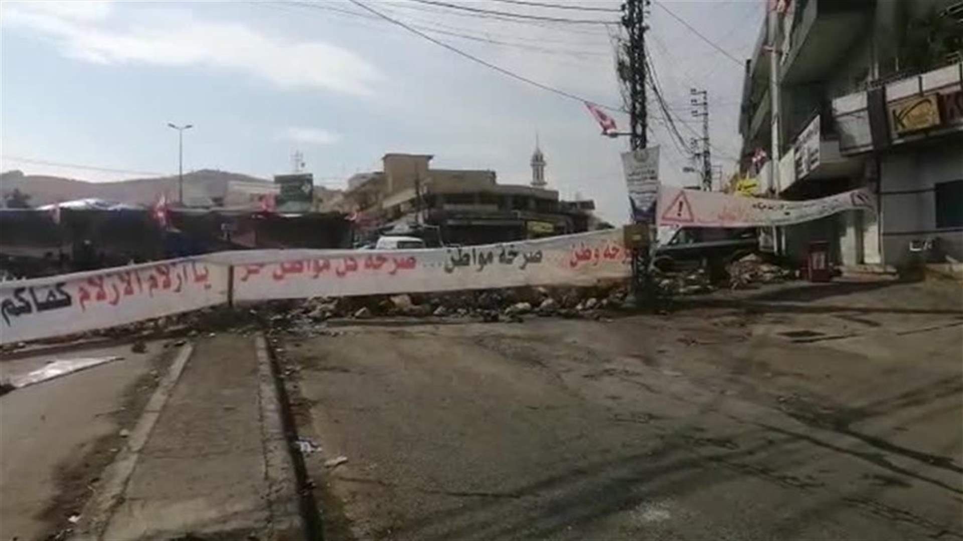 Al-Masnaa road in Majdel Anjar blocked with earth mounds (Videos)
