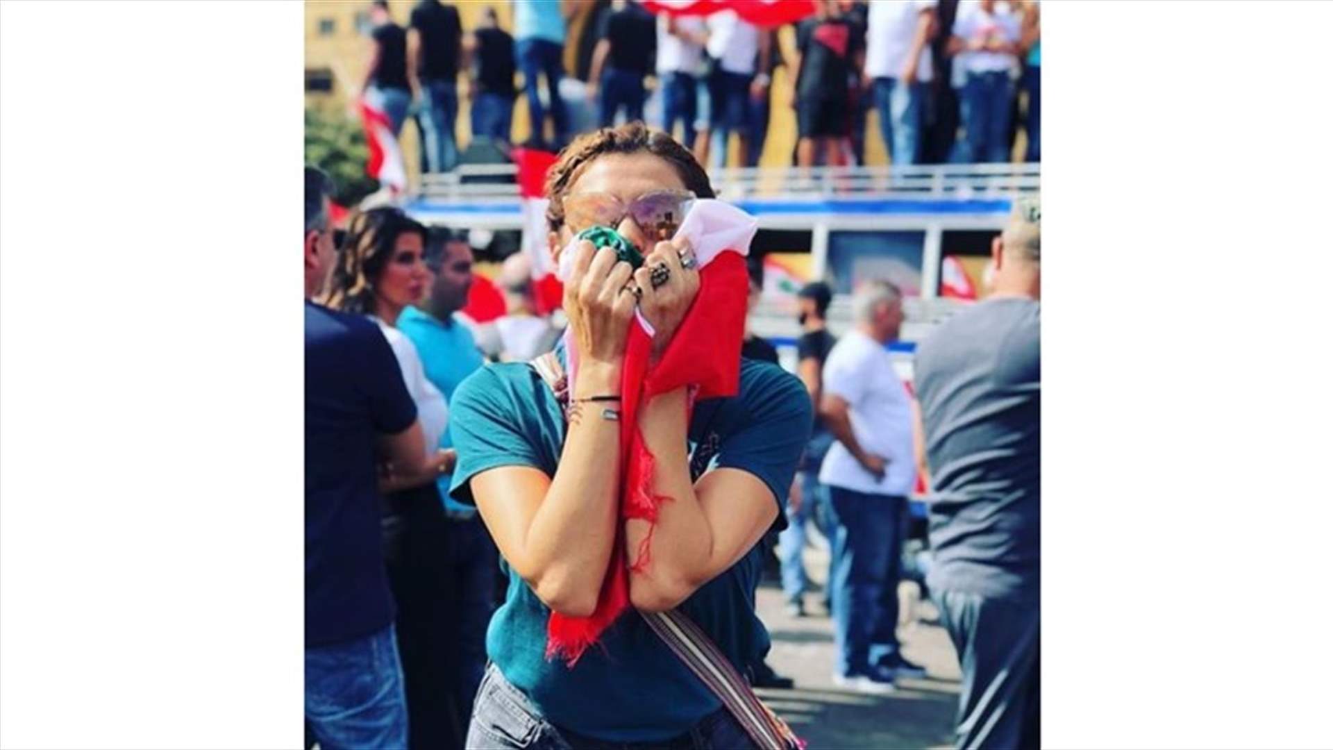 ندى أبو فرحات تعبّر عن دعمها للتظاهرات: "لليوم الثامن أفواه الفاسدين بعدا ملهوفة عالليرة!"
