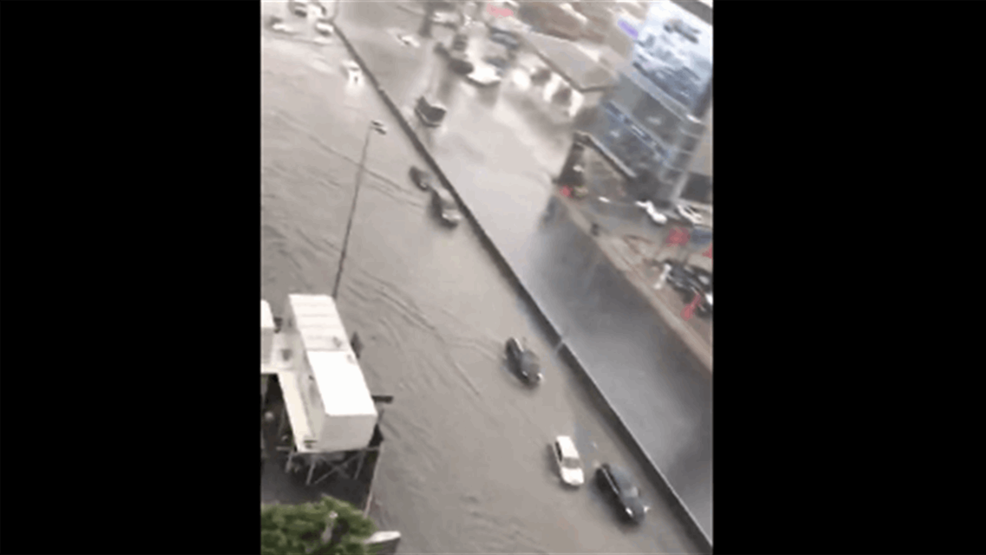 المياه تغمر اوتوستراد الزلقا... (فيديو)