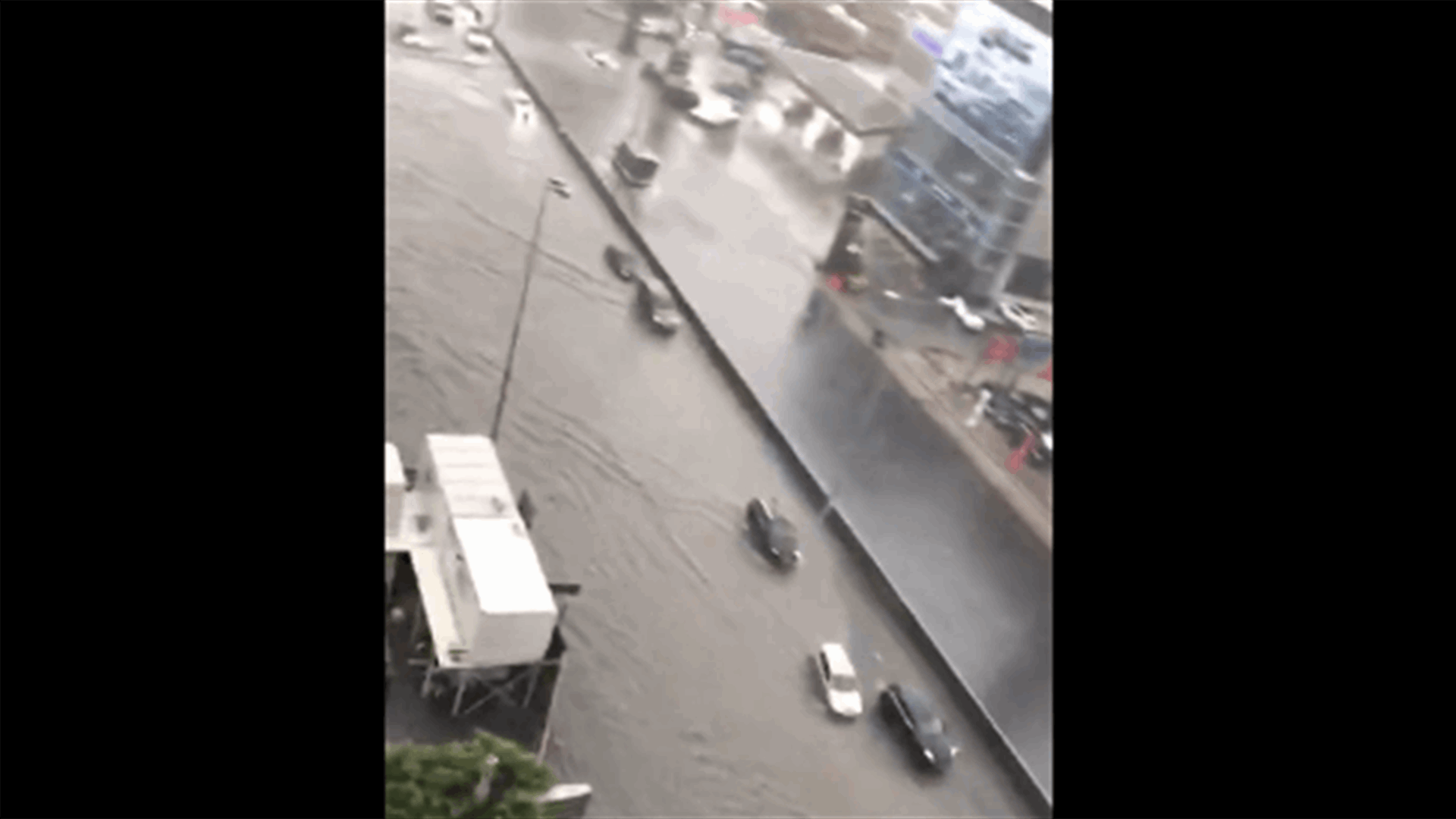 Heavy rainfall floods Zalka highway (Video)