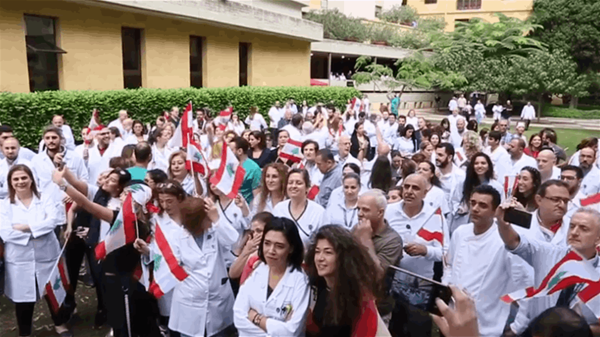 موظفو مستشفى رزق نفذوا وقفة تضامنية مع "ثورة الشعب".. (فيديو)