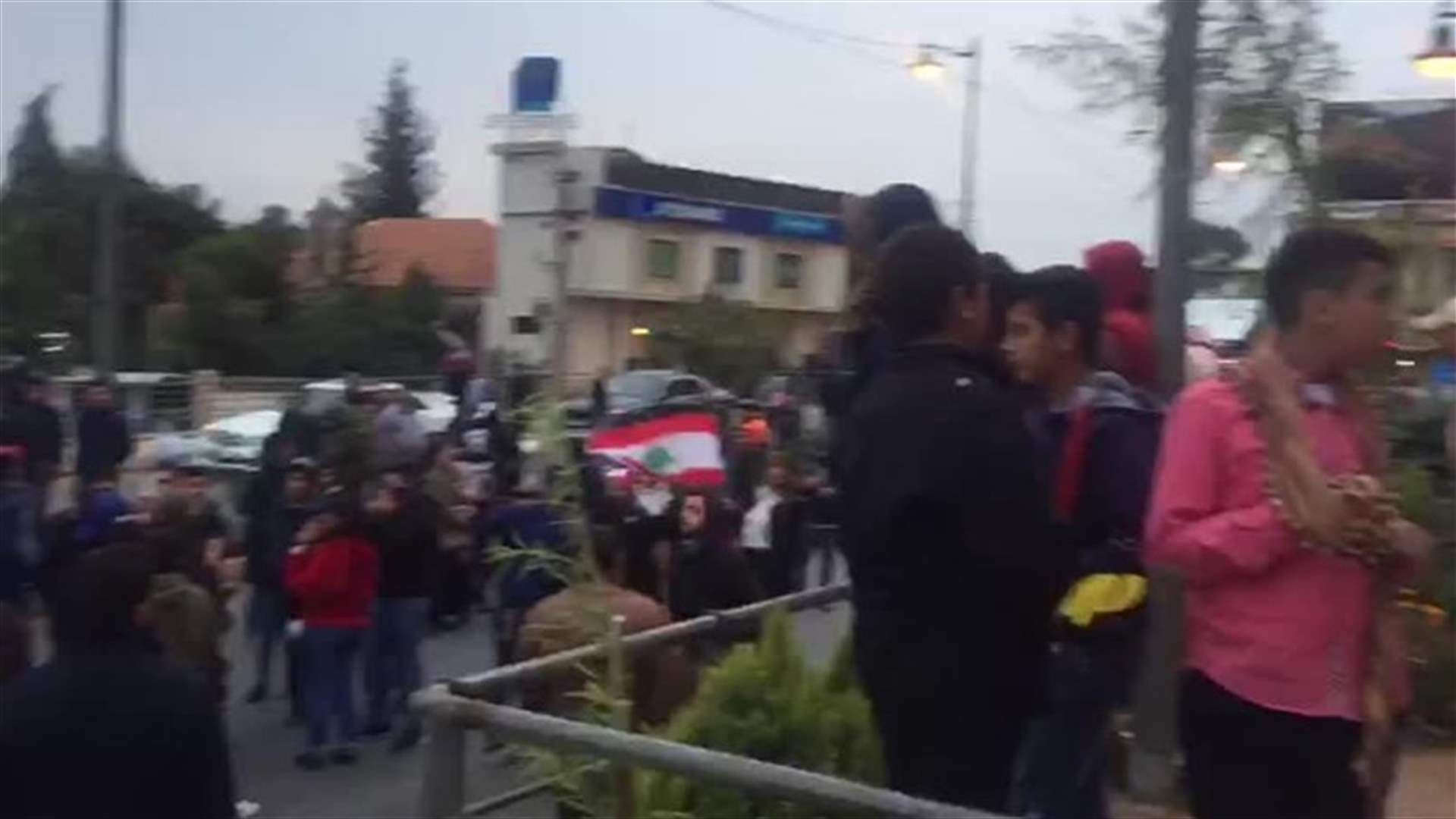 Protest staged in Baalbek under the rain (Video)