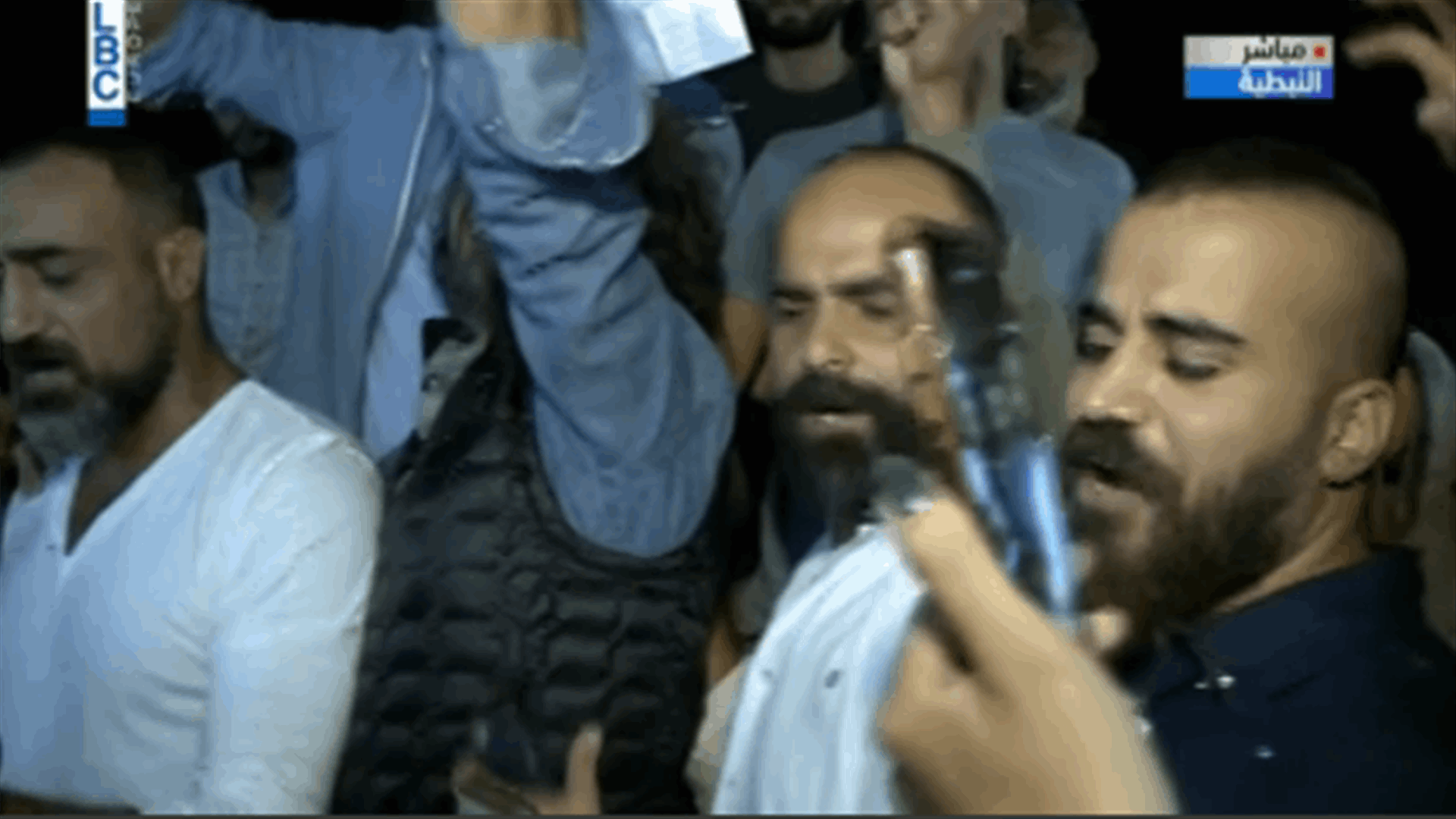 مجموعة من الفنانين في الجنوب ..." الشعب هو السلطة، ونقطة عالسطر"