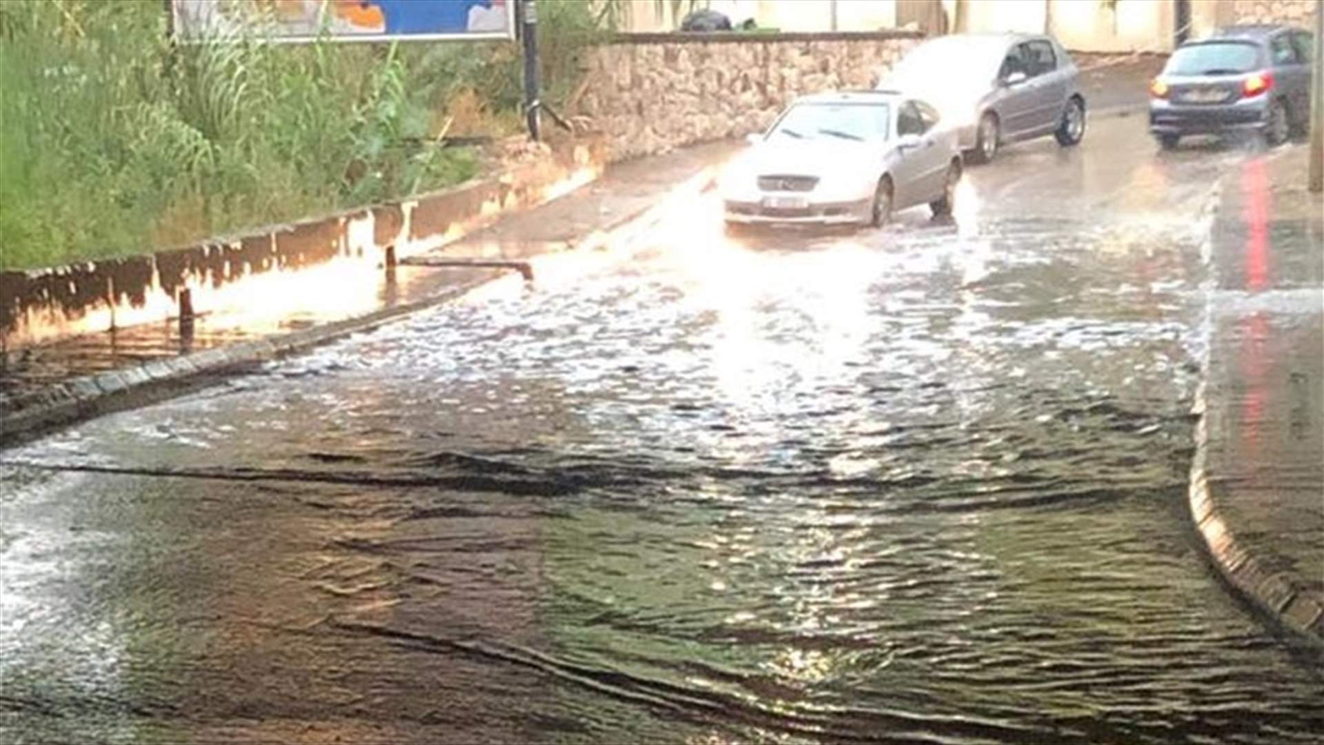 إنقاذ مواطنين علقوا داخل سيارتهم في نهر الكلب نتيجة الامطار (صور)