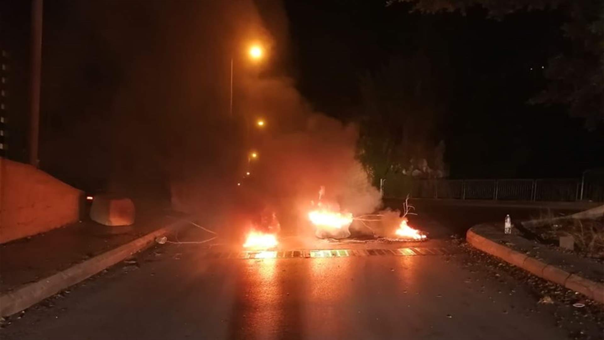 قطع طريق زكريت ذوق مصبح البحرية بالاتجاهين بالإطارات المشتعلة (صور)
