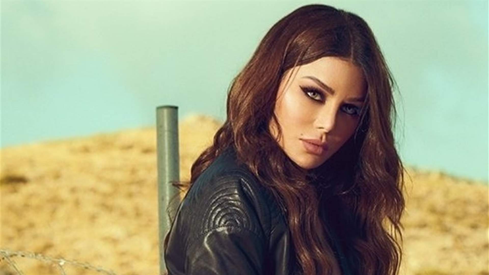 هيفاء وهبي حاضرة في تظاهرات لبنان.. معتصمون رفعوا أغنياتها كيافطات (صور)