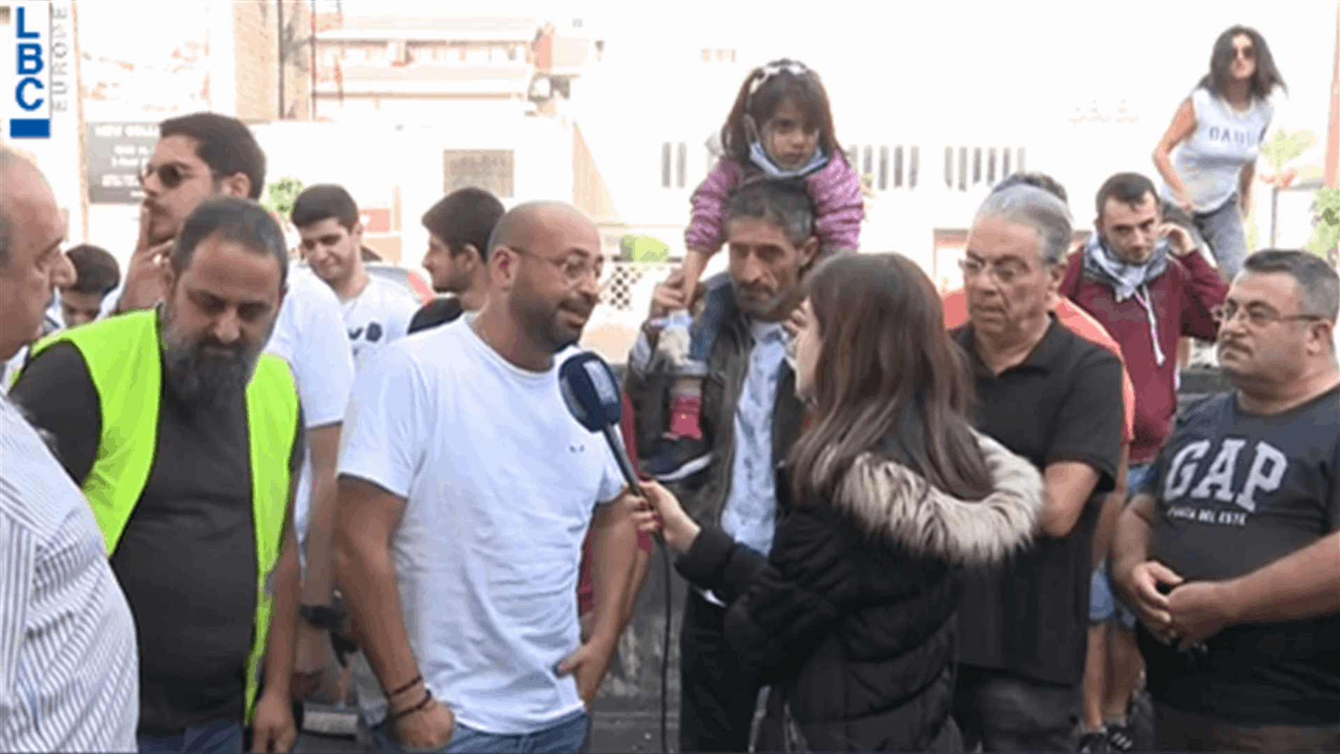 دموع متظاهر في جل الديب : "اشتقت لولادي وبدنا ترجع حياتنا" (فيديو)