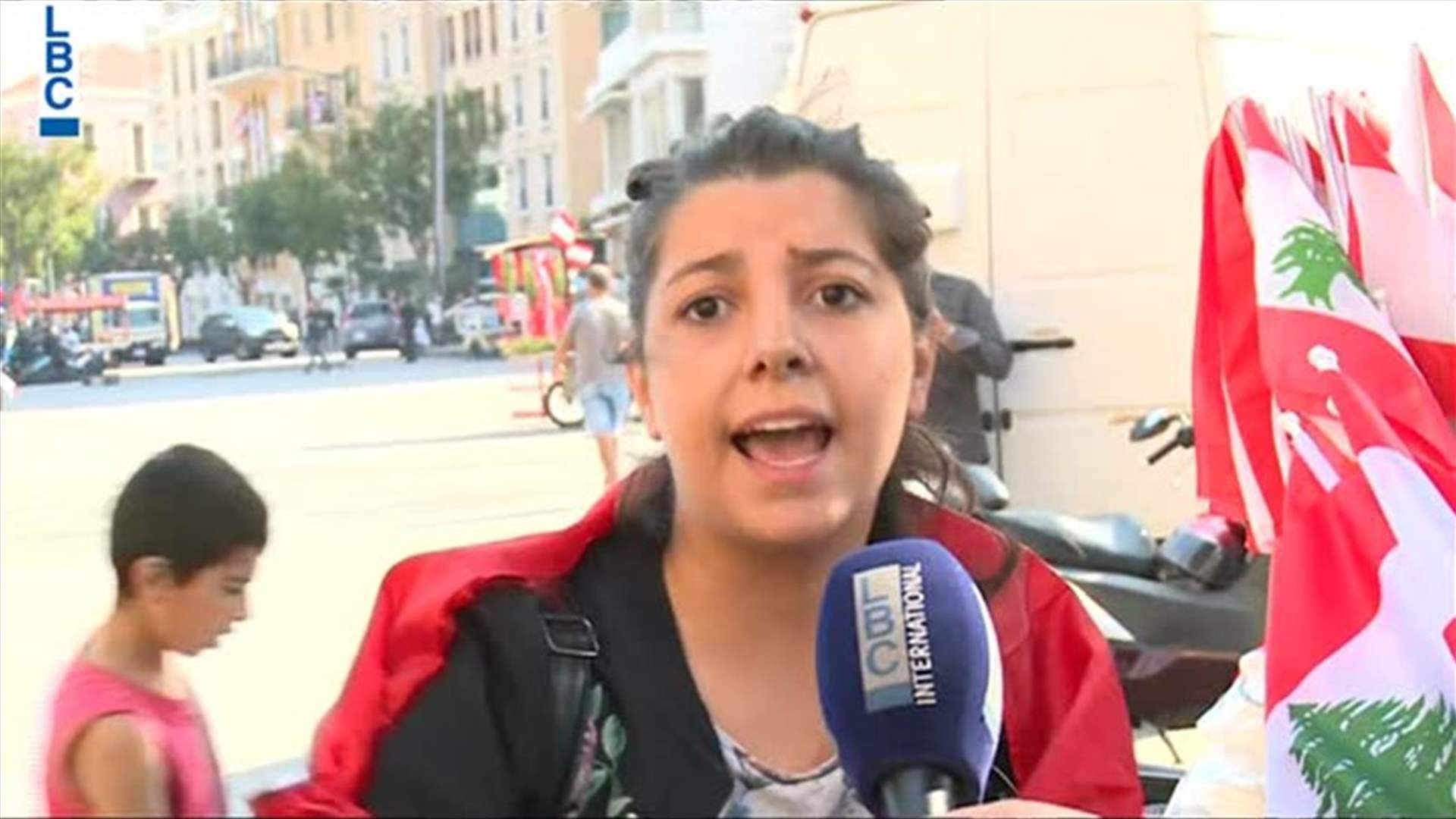 عشرينية ثائرة من بيروت: "نازلي كرمال بيّي يلي مات ع باب المستشفى وإمي يلي عم تبكي ليل نهار" (فيديو)