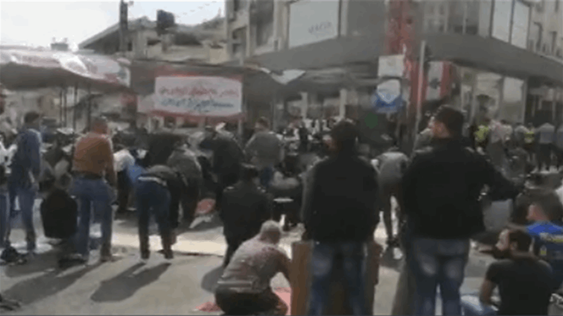 صلاة الجمعة وسط الطريق في بر الياس (فيديو)