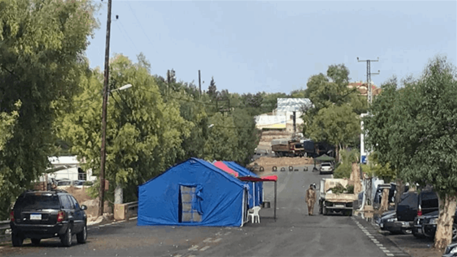الوكالة الوطنية: اوتوستراد كفرحزير باتجاه شكا مقطوع بشكل كامل ونصب خيم الى جانب الطريق (صورة)