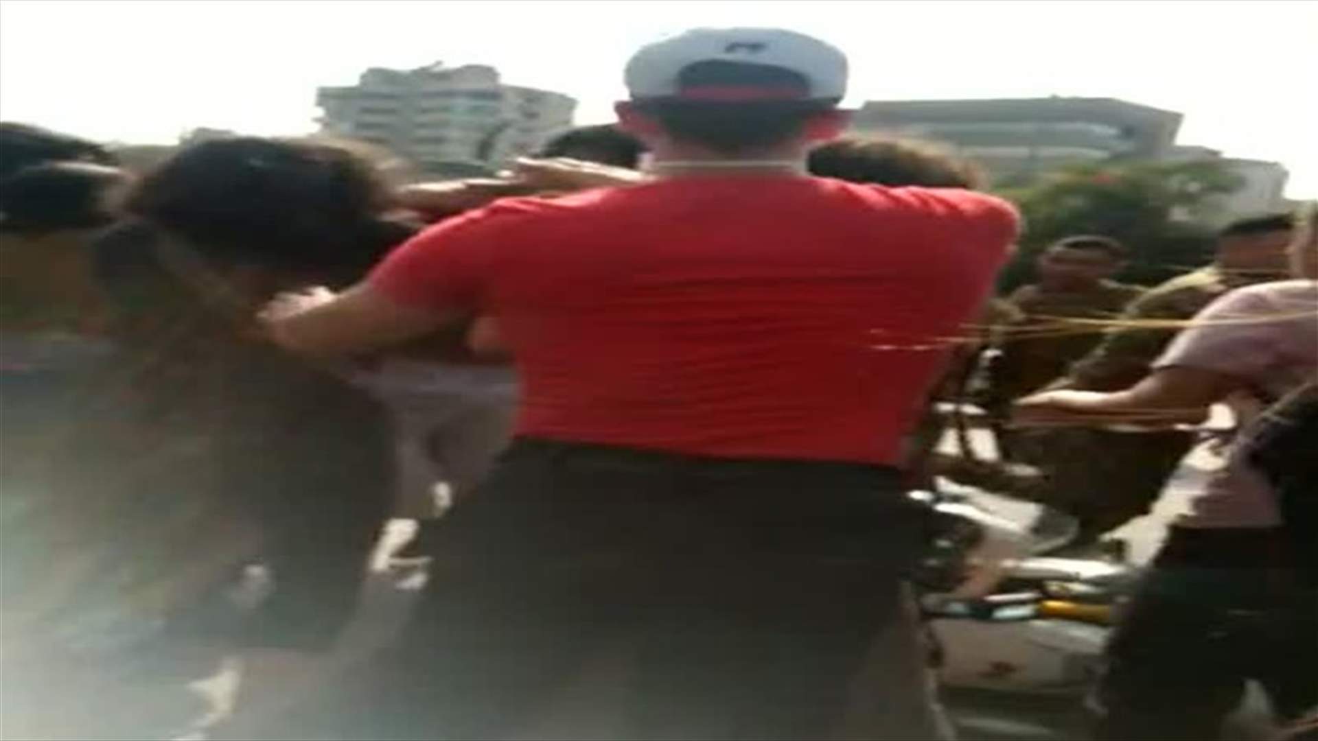 اشكال بين محتجين وشاب على دراجته النارية في التحويطة (فيديو)