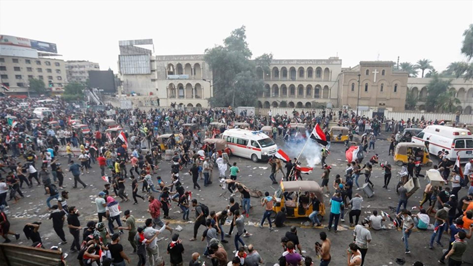 محتجون يضرمون النار في مكاتب حزب سياسي بمحافظة المثنى العراقية