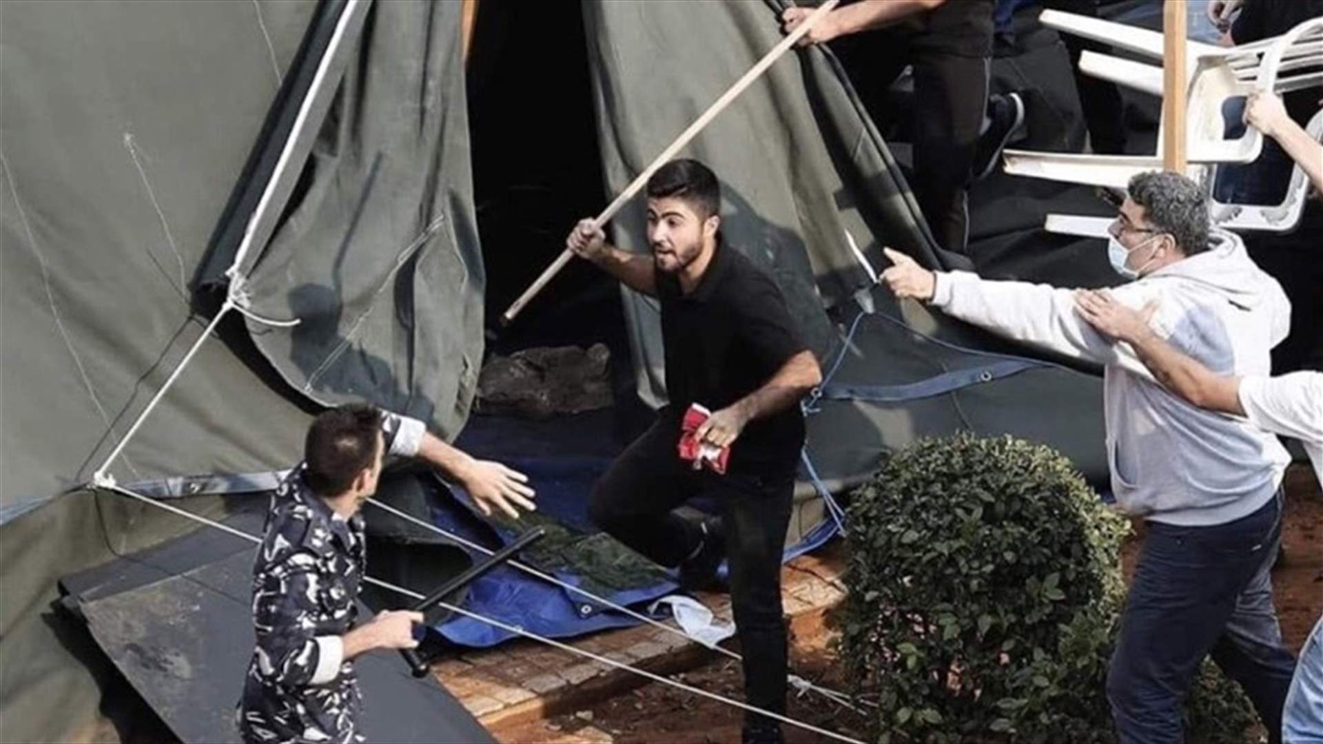 شاب يرفع عصا بوجه ضابط في قوى الأمن... صورة من وسط بيروت تنتشر بشكل كبير