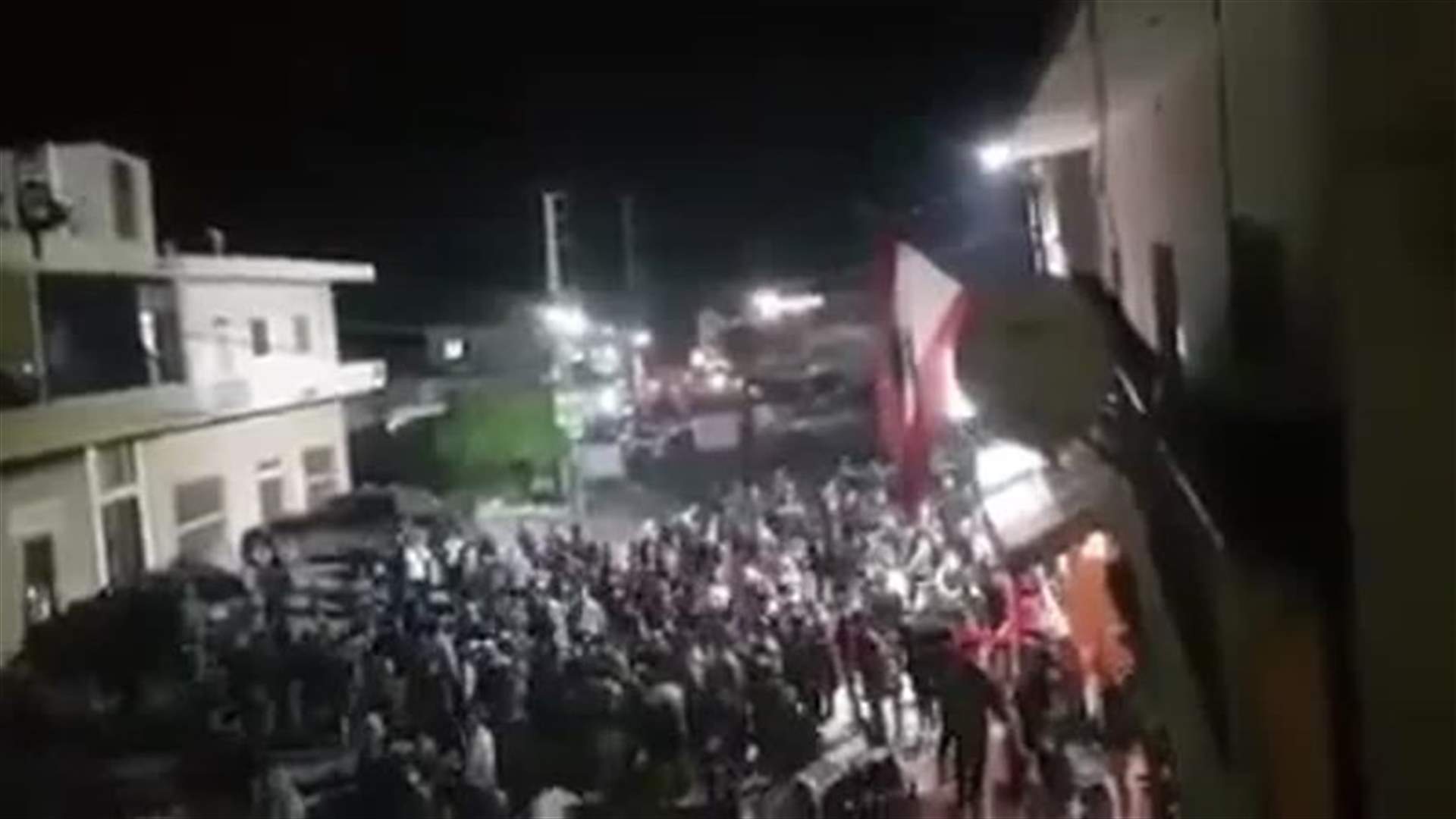 اشتباكات بين متظاهرين ومناصرين لحزب الله في الفاكهة البقاعية... (فيديو)