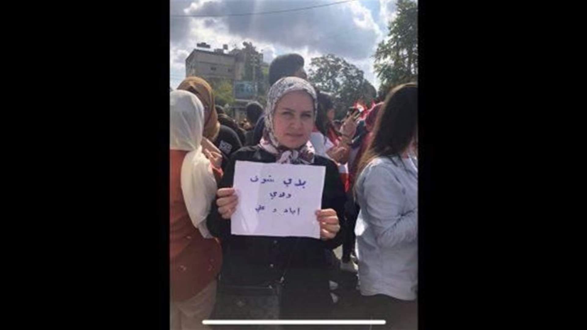 بعد فراق دام 11 عاماً... لبنانية تلتقي بإبنها في تظاهرة النبطية