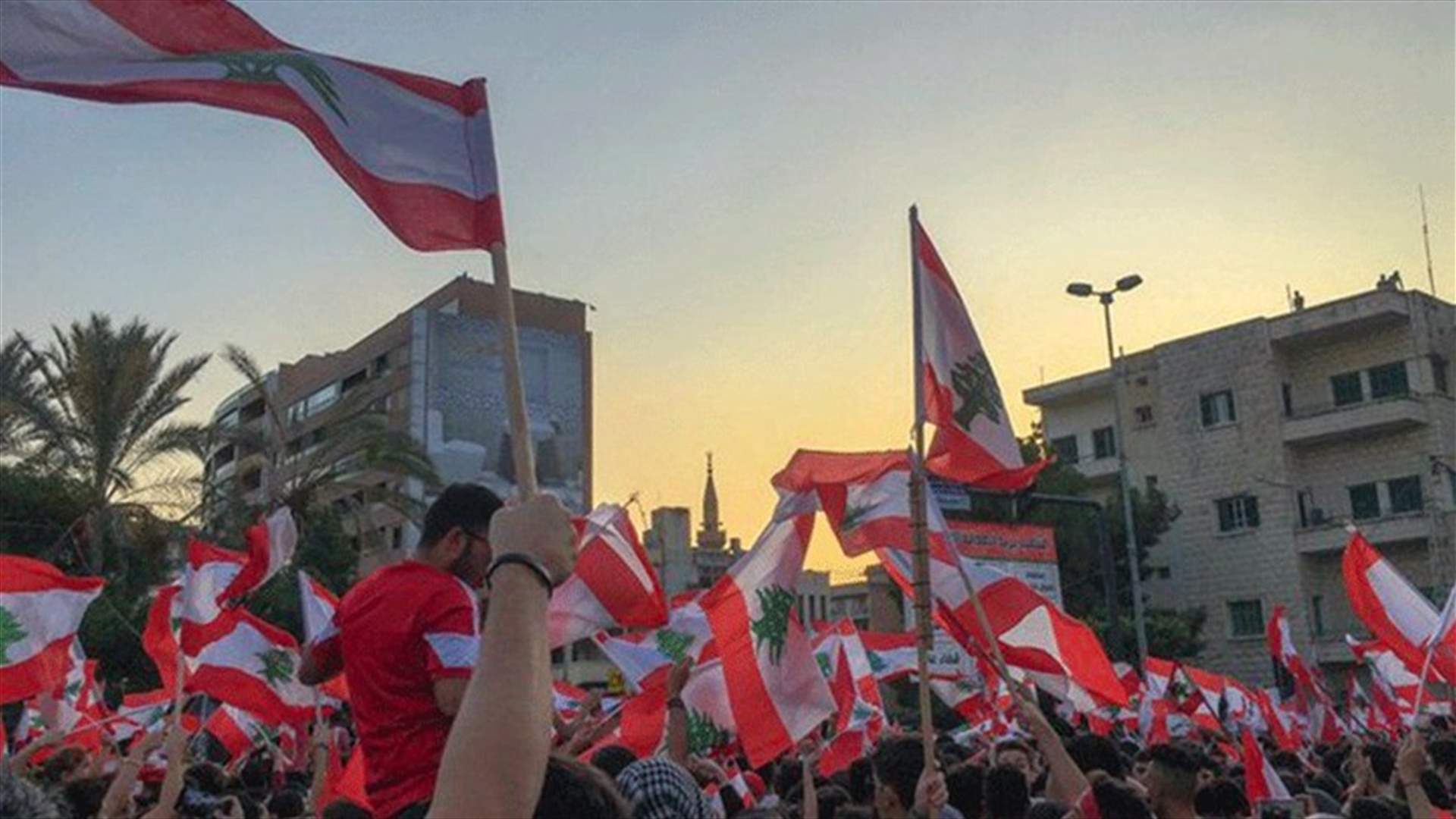 إضاءة كلمة لبنان بالشموع في ساحة ايليا بصيدا (صورة)
