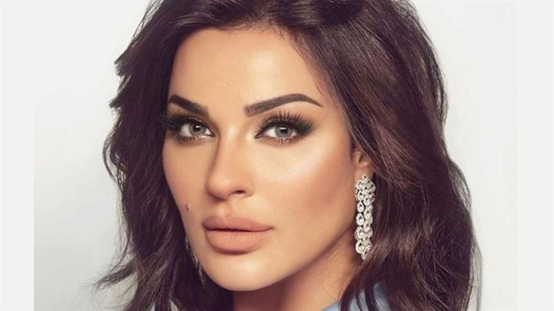 نادين نسيب نجيم بين الضحك والدموع.. سيّدة مُسنّة أثّرت فيها خلال التظاهرة (فيديو)